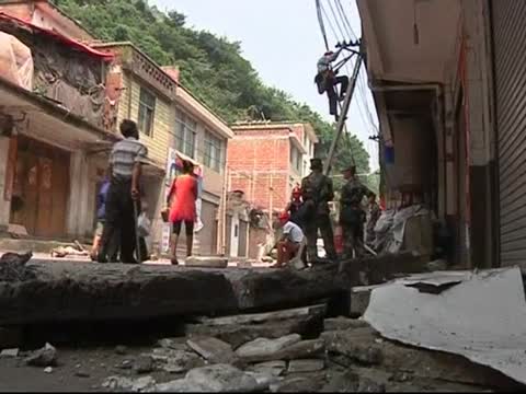 救援受阻 彝良地震81人遇難
