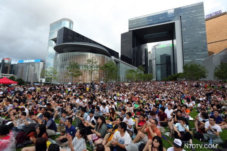 逾四萬港人反中共洗腦 以良心護孩