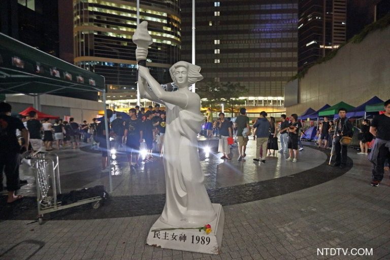 八千港人雨中反洗腦 民主女神到場（組圖）