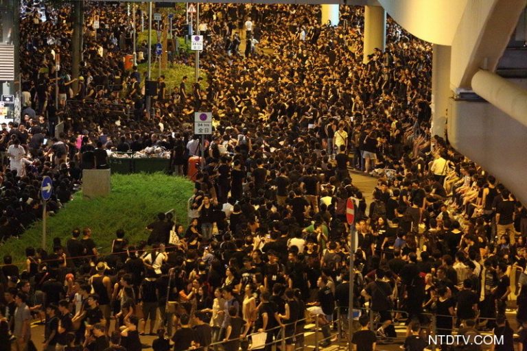 反國教再升級 12萬港人黑衣怒吼（組圖）