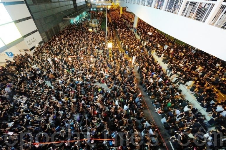 12萬黑衣人逼爆港府 掀反共高潮
