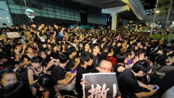 【微视频】装甲车现红磡 港12万人展公民素质