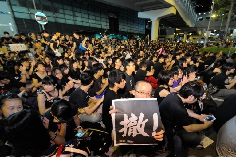 【微視頻】裝甲車現紅磡 港12萬人展公民素質