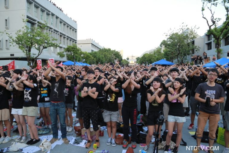 反洗腦再燒 港八千大專學生首罷課（組圖）