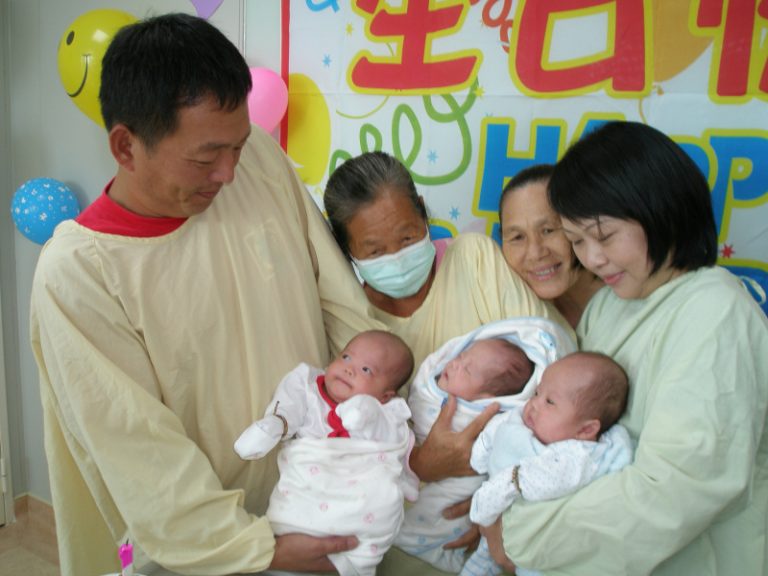 高齡產婦獲3胞胎  歡喜出院
