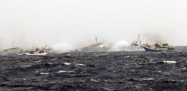 台灣大批漁船逼近釣魚島 日臺互射水柱