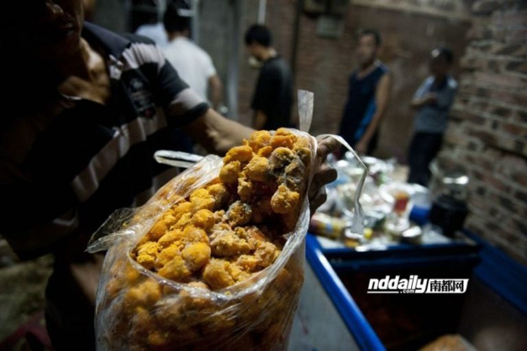 東莞查處月餅黑作坊 霉蛋黃污水遍地（組圖）