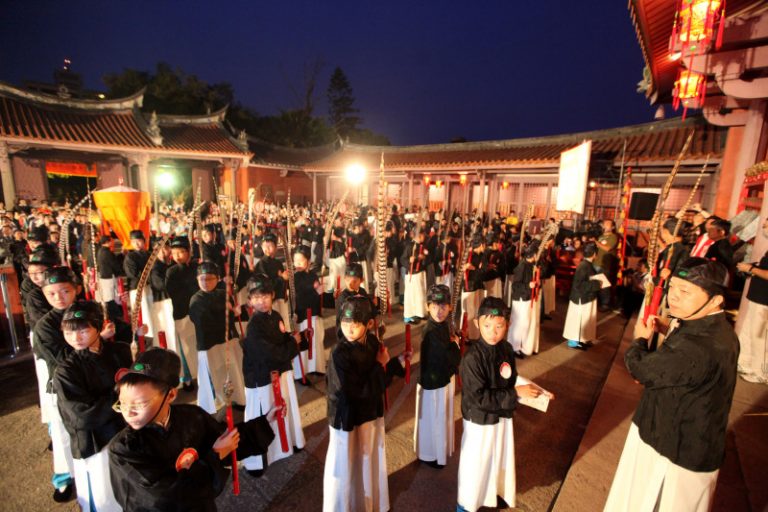 全台首學祭孔  搶拔智慧毛