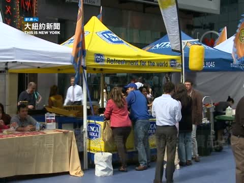 新唐人大賽匯人氣  清爽飲料免費品嘗