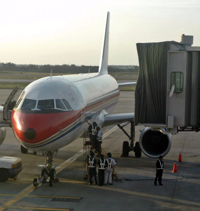 空橋撞飛機  艙門蒙皮受損