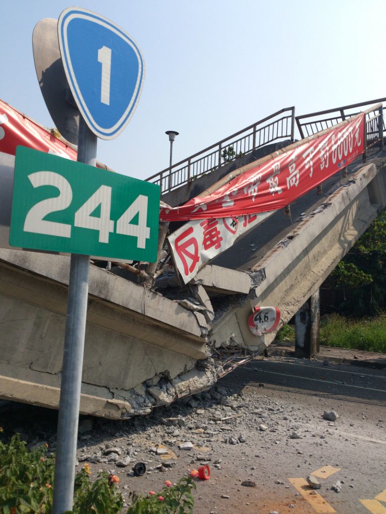 拖板車超高  撞斷陸橋無人傷