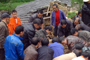 雲南彝良山體滑坡 18小學生遭活埋