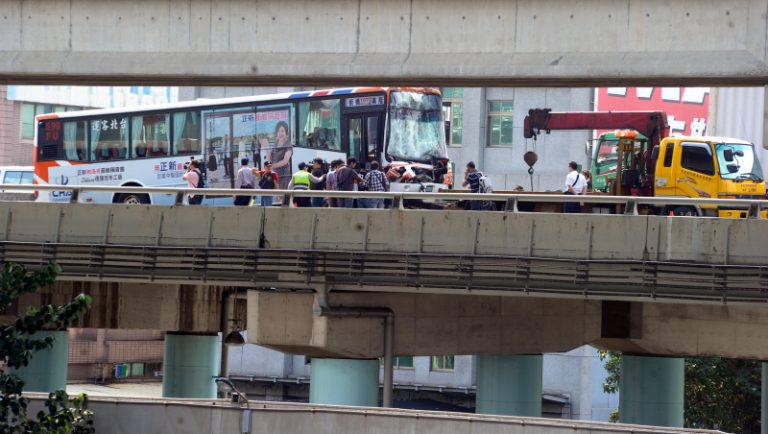 中山高客運撞聯結車  18傷