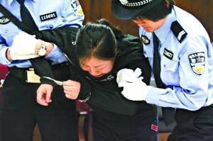 女摊贩咬伤民警判刑8月 网民吁撤销判决