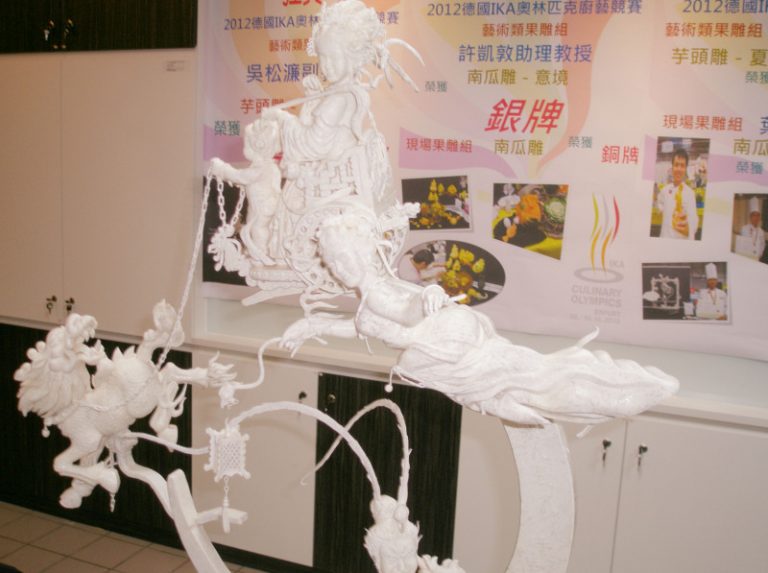 芋雕嫦娥奔月  飄逸美感渾天成