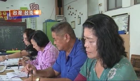 左劈右砍好勁道 筍農揮毫興致高