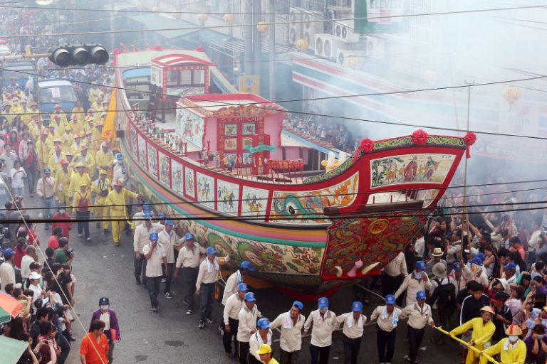 東港迎王  21日凌晨燒王船