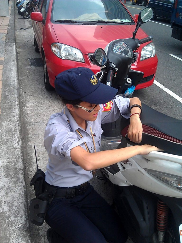 鑰匙鎖置物箱 女警助男施妙手