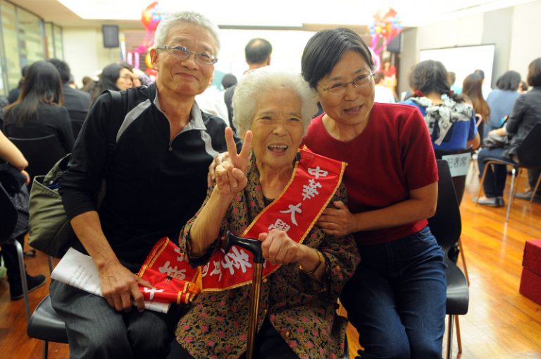 8旬嬤向學 母子3人成同學