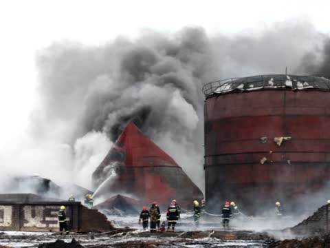 七常委亮相日 大慶油罐爆炸黑煙蔽日