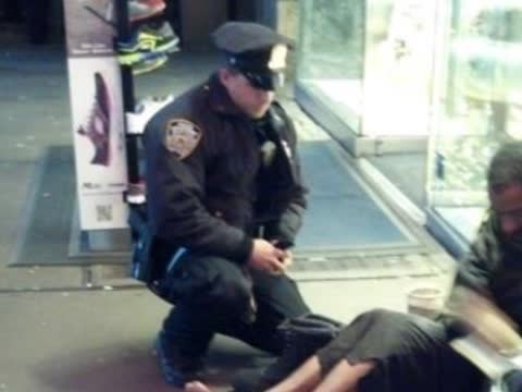 天寒人心暖 美警自費為流浪漢買鞋