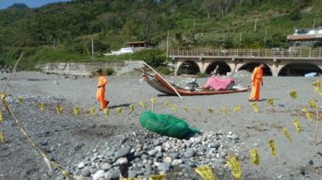 廢輪胎漂出海捕魚  男溺水急救