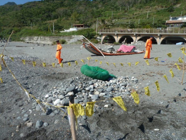 廢輪胎漂出海捕魚  男溺水急救