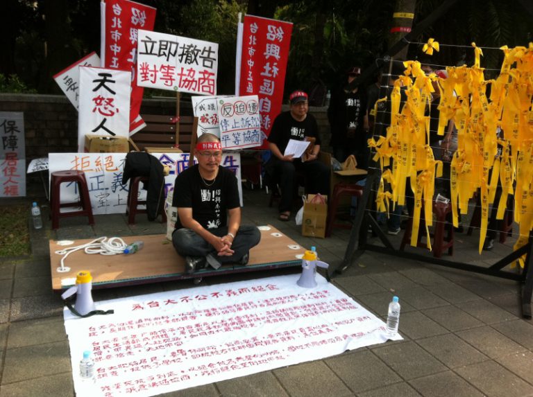 聲援紹興  台大生校慶穿黑衣