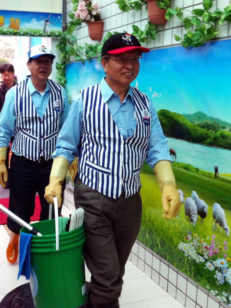 中油董座親上陣 示範掃廁所