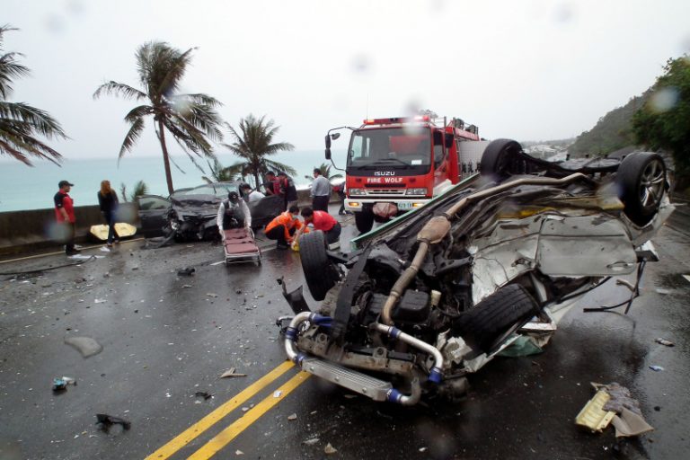 疑天雨路滑 南迴車禍1死3傷