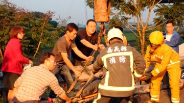 客運車禍 好心駕駛協助救援