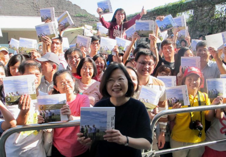 小英書迷合影會  港都揮汗排隊