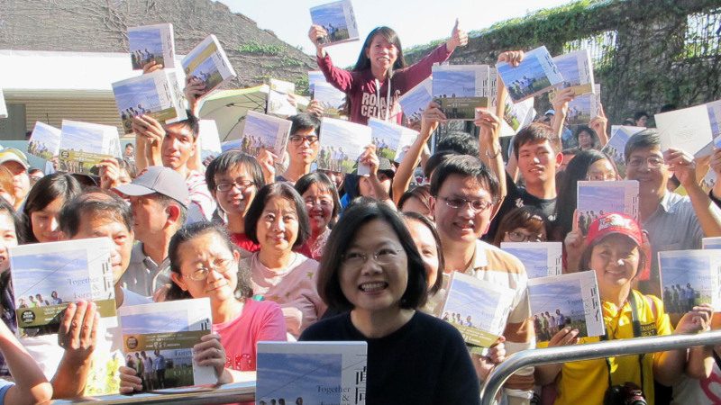 小英書迷合影會  港都揮汗排隊