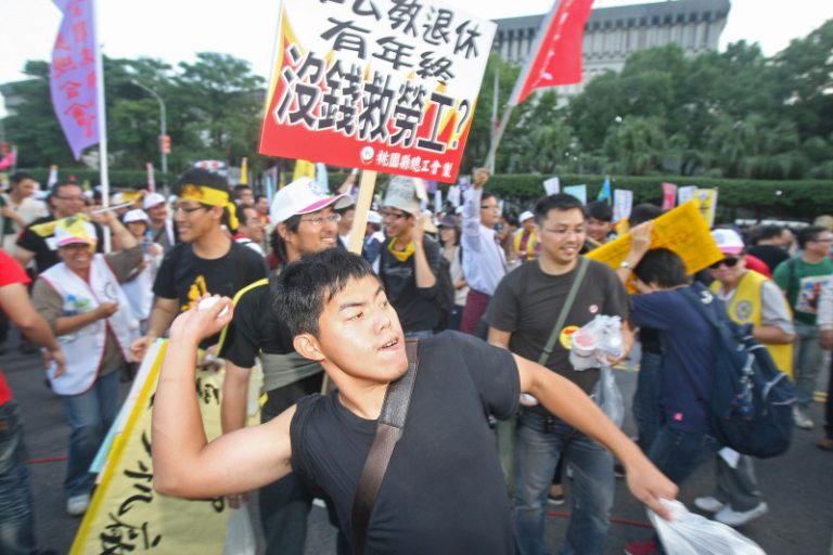 秋鬥千人上街  和平落幕