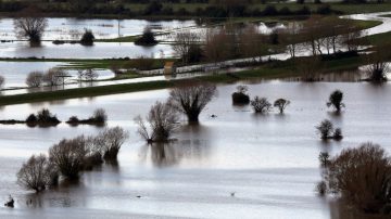 英国豪雨成灾 数百民宅泡水