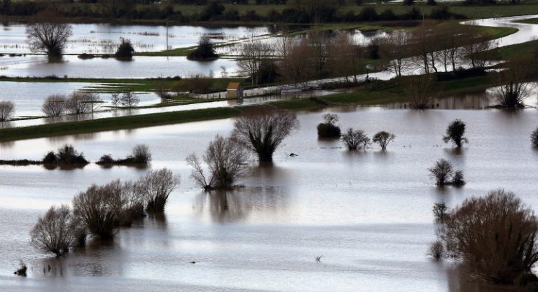 英國豪雨成災 數百民宅泡水