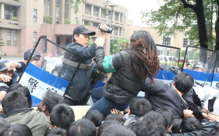 反媒體巨獸  學生與警爆衝突