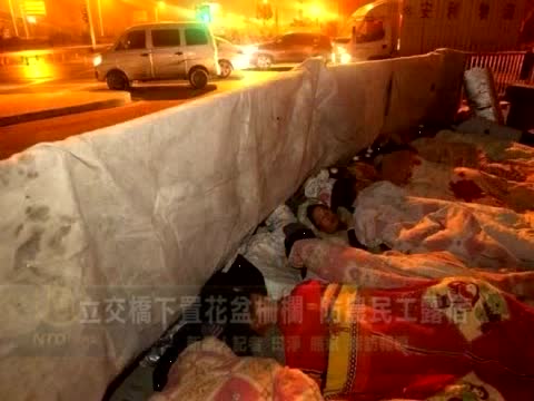立交橋下置花盆柵欄 防農民工露宿