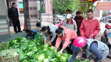 宜蘭警助菜農  掏錢買捐義賣