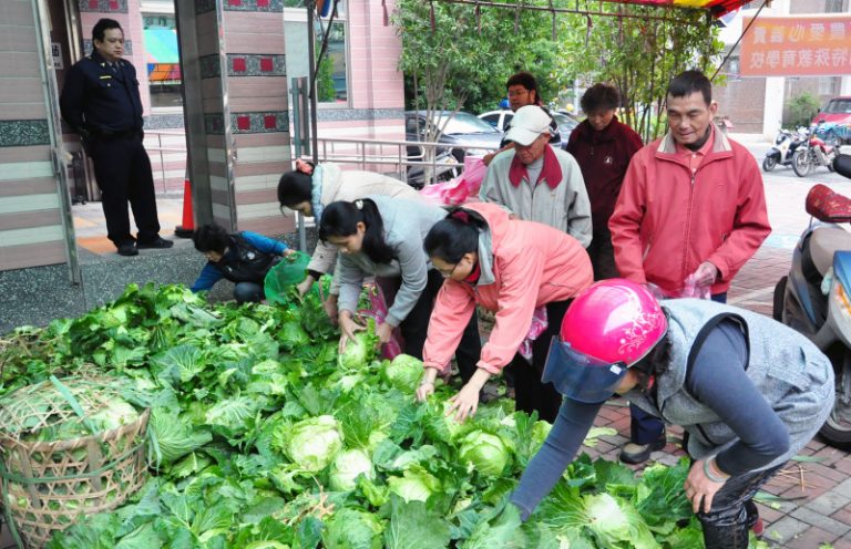 宜蘭警助菜農  掏錢買捐義賣