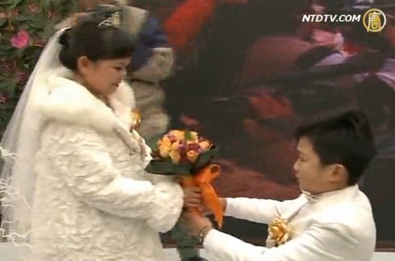 “袖珍人”集體婚禮 情真動人