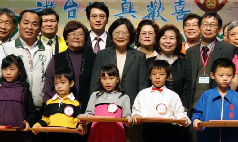 小英：聽到小朋友講母語很感動