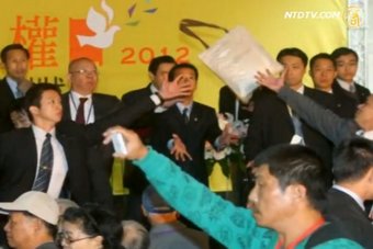 馬英九被扔鞋扔包 微博熱議台灣民主