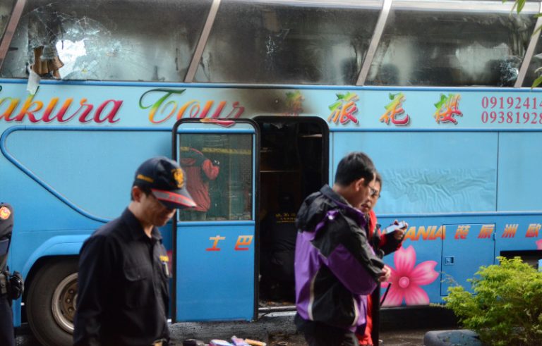 遊覽車起火  4人嗆傷嚴重