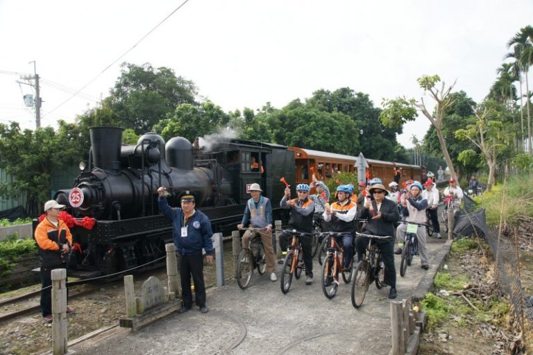 阿里山鐵路百年慶 自行車追老火車