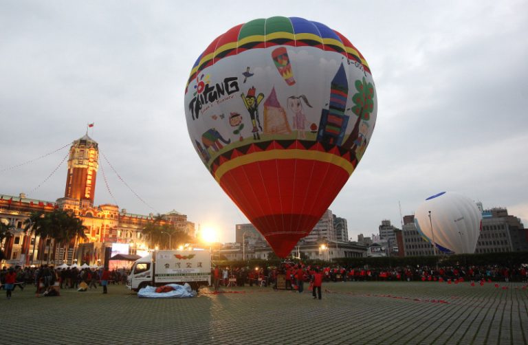 元旦熱氣球升空  祝福台灣向上