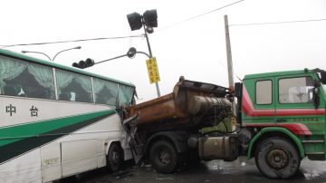 客運車砂石車相撞  4人輕傷