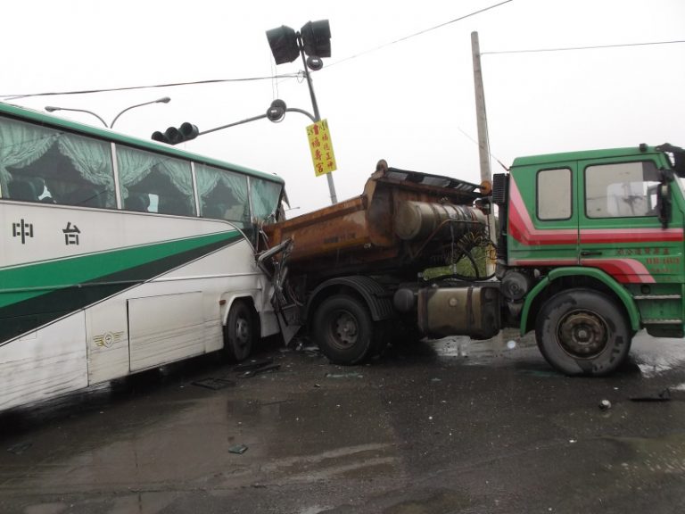 客運追撞砂石車  4人受傷