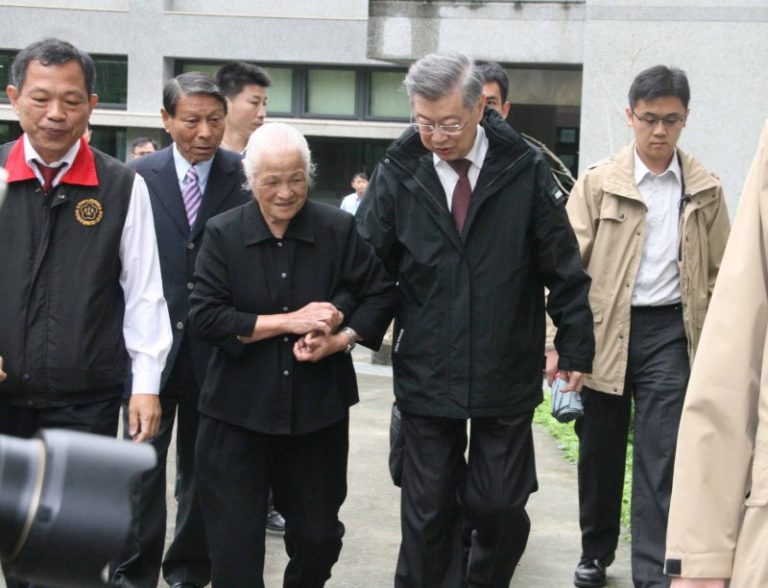 陳(沖)探視陳綢 關懷少年家園