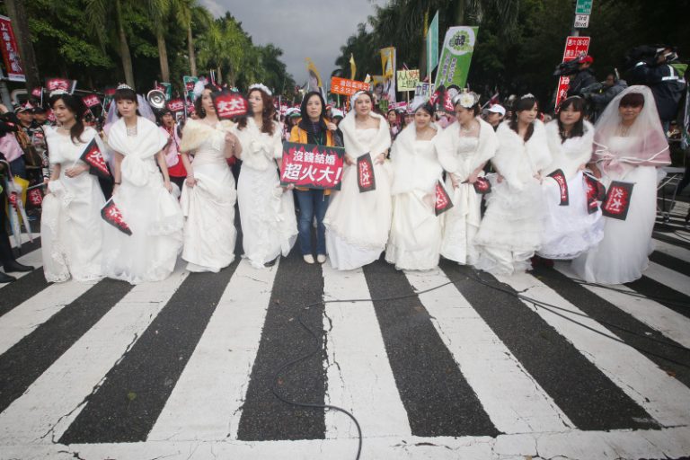 民進黨火大遊行展開  走向凱道